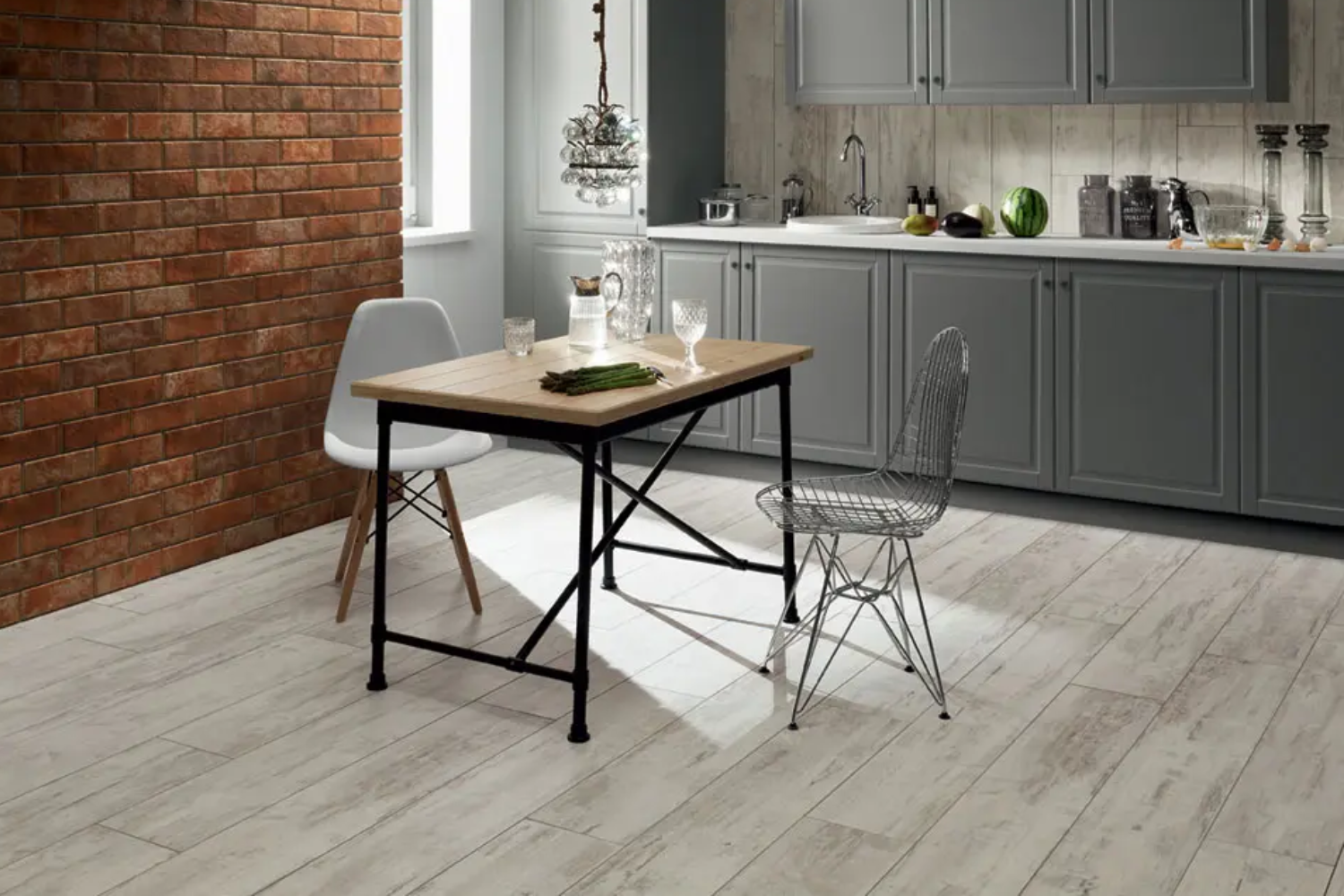 Kuchnia industrialna z jasnymi płytkami drewnopodobnymi